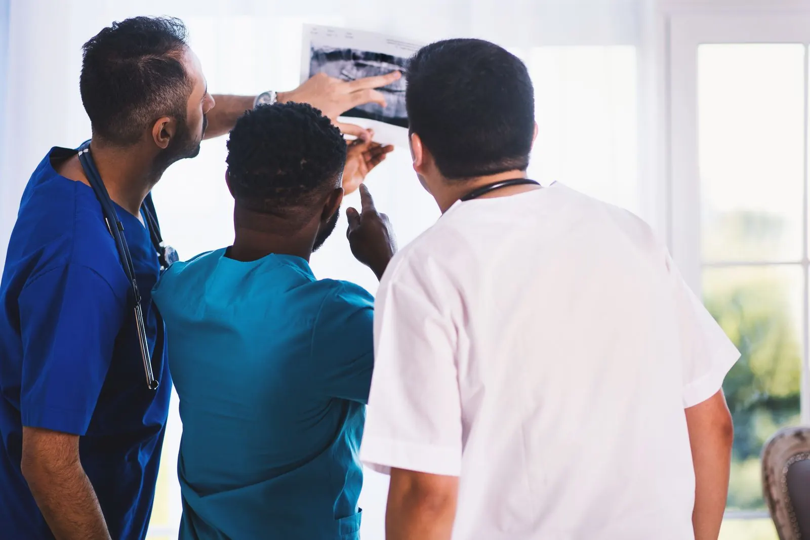 Equipo médico estudiando un caso